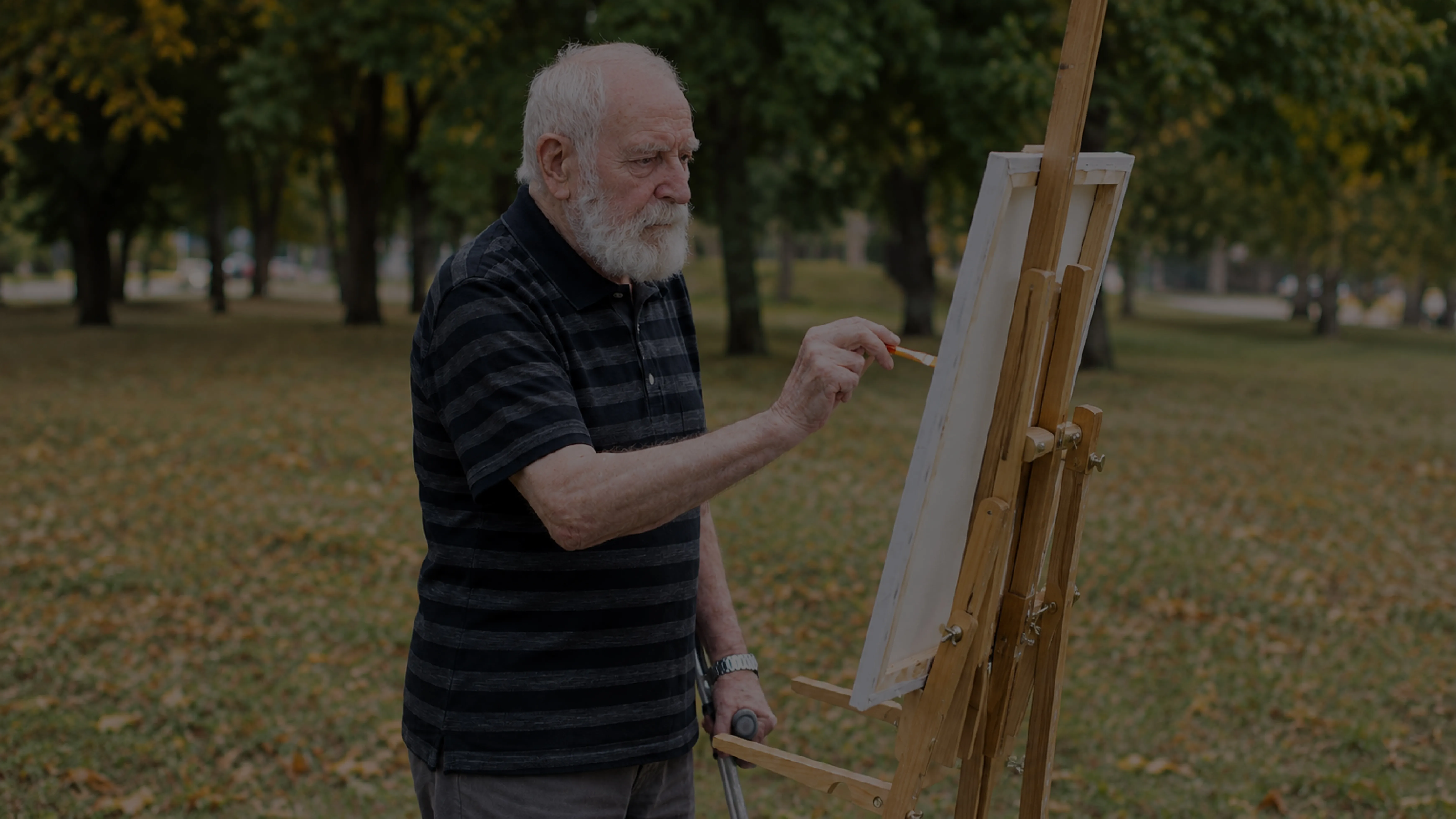 Adulto mayor pintando en un parque